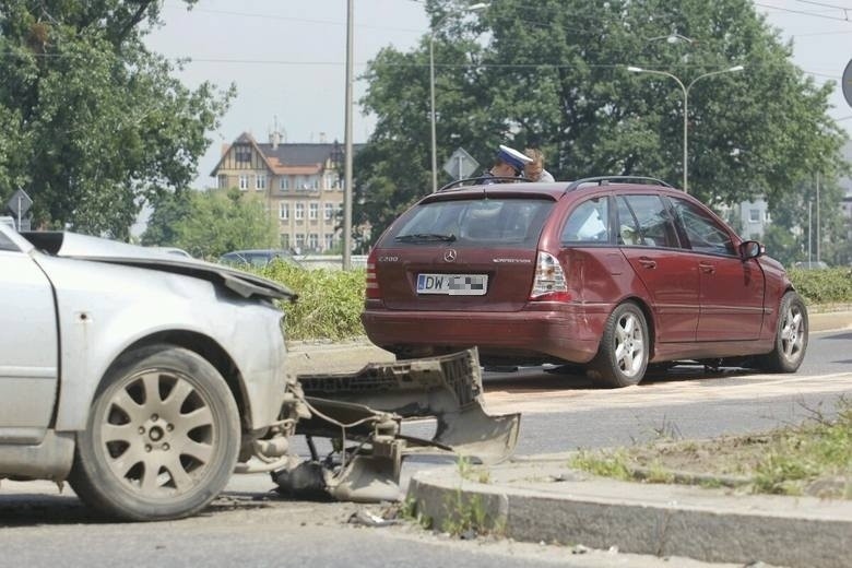 Wrocław: Wypadek na ul. Wyszyńskiego. Dwie osoby zostały ranne (ZDJĘCIA)