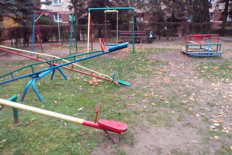 - Taki plac zabaw mają dzieci mieszkańców 4 bloków (Sokólska...