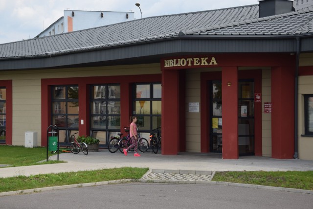 Przy bibliotece pojawią się ławki modułowe, stoły do szachów i dodatkowa zieleń