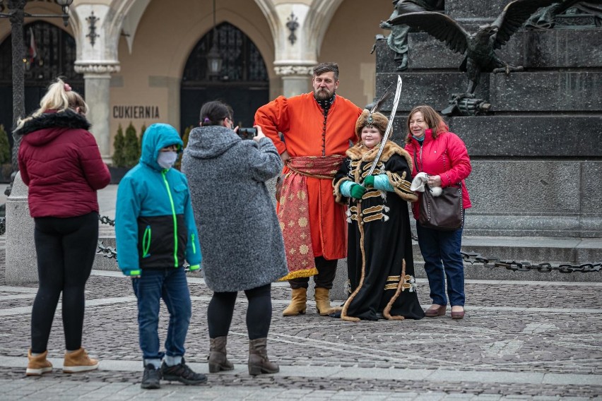 Kraków się budzi? Miasto przeorane przez pandemię, ale już nie bezludne