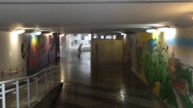 Graffiti w tunelu pod torami w Myszkowie