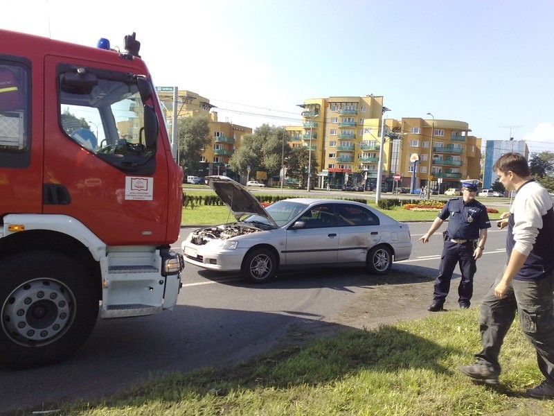 Wypadek na rondzie 1 Armii Wojska Polskiego. W zdarzeniu ucierpiało dwoje dzieci [zdjęcia, wideo]