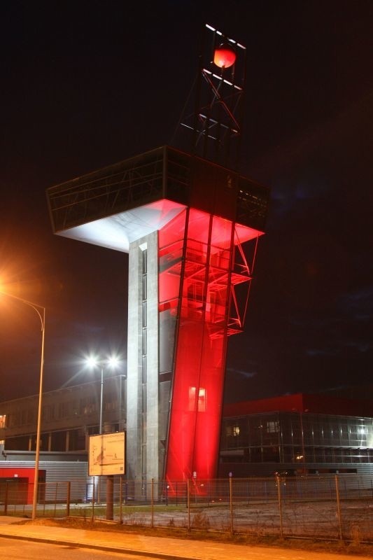 Oświetleniem wieży steruje automat. Czerwone światło nawiązuje do barw Targów Kielce, białe kontrastowo podkreśla efekt wizualny.