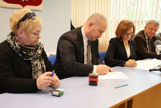 Umowę z wojewodą Agatą Wojtyszek na remont kilku ulic w mieście podpisał burmistrz Jędrzejowa Marcin Piszczek.