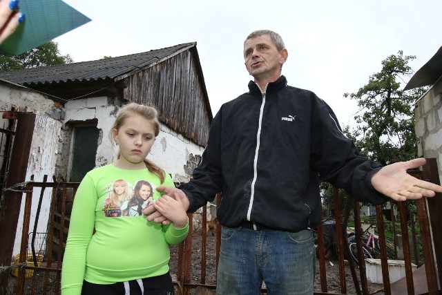 Mariusz Ryk ze Skrzelczyc w gminie Pierzchnica boi się o życie własnych dzieci. Twierdzi, że jeżeli szerszeń użądli jego dziesięcioletnią córkę Milenę w szyję to może się to skończyć tragicznie.