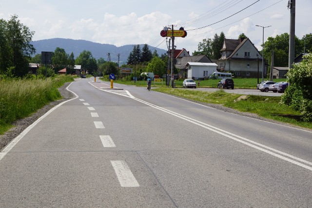Droga wojewódzka nr 964 w Wiśniowej. Już niedługo powstanie tu kilkaset metrów chodnika oraz przejście dla pieszych