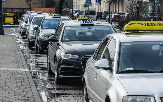 Stare licencje wygasną taksówkarzom 2 stycznia 2023, więc muszą postarać się o nowe dokumenty. To wymogi tzw. Lex Uber. Wojna podjazdowa między "tradycyjnymi" taryfami i nowymi, tymi na aplikacje jednak nie gaśnie