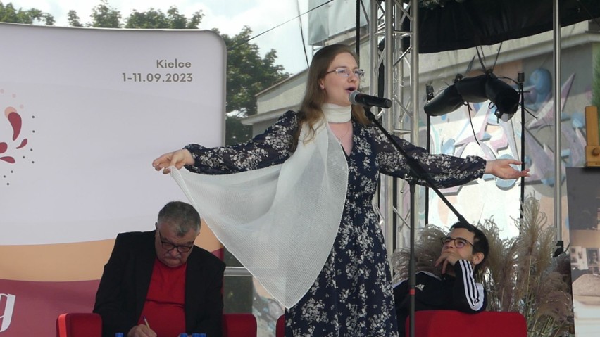 Katarzyna Sobota śpiewa swój autorski utwór "Rodzi się...