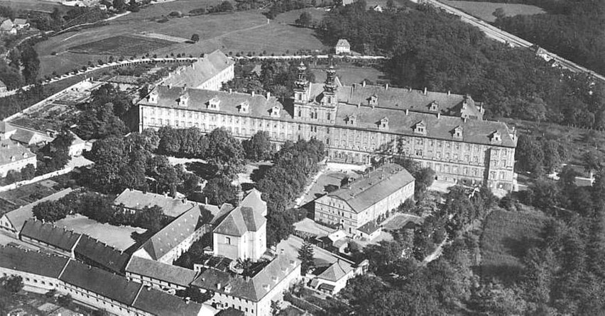 Potężny pocysterski kompleks klasztorny w Lubiążu rozpala do...