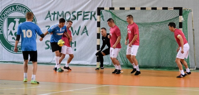 Rozegrane zostały mecze trzeciej kolejki Kieleckiej Ligi Futsalu, której organizatorem jest AZS Politechnika Świętokrzyska. Aż trzy spotkania zakończyły się podziałem punktów. Bezbramkowym remisem zakończył się pojedynek pomiędzy AZS UJK Kielce i Hydrasem.- Był to ciężki mecz. Sytuacje były z jednej i z drugiej strony. Remis to dobry wynik, ale szkoda mojej sytuacji z końcówki meczu, która mogła dać nam zwycięstwo - mówi Łukasz Skalski, AZS UJK Kielce.Wynikiem 2:2 zakończył się mecz Sportu CK z AZS Politechniką Świętokrzyską.- To był typowy mecz walki. Chłopaki z Politechniki dużo biegali, więc musieliśmy postawić im duży opór. W pierwszej połowie mieliśmy tylko jedną czwórkę, po przerwie doszli zmiennicy i grało nam się prościej. Mieliśmy masę sytuacji, ale nie udało nam się ich wykorzystać. Myślę, że remis jest sprawiedliwy - powiedział Marcin Zychalski, Sport CK.Najwięcej, bo aż osiem bramek padło w spotkaniu PŚK Fabet Konstrukcje z MJM Hurt-Detal, które zakończyło się remisem 4:4.______________________________________________Wyniki trzeciej kolejki Kieleckiej Ligi Futsalu:PW Delikatesy Centrum Radlin - Sparta Strawczynek 5:0 - walkower.______________________________________________PŚK Fabet Konstrukcje - MJM Hurt-Detal 4:4Bramki: Jakub Bartyzel 2, Bartłomiej Czarnecki, Piotr Pawłowski - Tomasz Kołodziejczyk, Piotr Gołąbek 2, Filip Kaczmarski.PŚK Fabet Konstrukcje: T. Bebas, J. Bartyzel, B. Czarnecki, M. Dygas, J. Postawa, P. Pawłowski, T. Admaczyk, R. KotwicaMJM Hurt-Detal: K. Kwapisz, T. Kołodziejczyk, P. Gołąbek, B. Pańtak, M. Czerwiński, W. Bartoszek, F. Kaczmarski.Najlepszy zawodnik meczu: Jakub Bartyzel (PŚK Fabet Konstrukcje).______________________________________________viGO! Quickpack - Instal-Luk 3:0Bramki: Partyk Kowalczyk 2, Krzysztof Stańczyk.viGO! Quickpack: K. Stańczyk, H. Magiera, P. Kowalczyk, D. Boroń, D. Butenko J. Zawadzki, K. Pańczyk.Instal-Luk: Ł. Piwowar, M. Piwowarczyk, D. Piwowarczyk, K. Pedrycz, M. Dąbrowski, D. Chaba, J, Wójcik.Najlepszy zawodnik meczu: Patryk Kowalczyk (viGO! Quickpack Polska).______________________________________________Sport CK - AZS Politechnika Św. 2:2Bramki: Wojciech Niebudek, Bartosz Malinowski - Bartłomiej Papros.Sport CK: M. Trela, W. Niebudek, B. Malinowski, M. Sałkiewicz, M. Zychalski, K. Blicharski , J. Łapot, J. Bodzioch.AZS PŚK: J. Tekiel, B. Majcherczyk, J. Jaśkiewicz, M. Łyczek, B. Papros, M. Gajos, T. Gaj, A. Krzemiński, K. Bożęcki, M. Słoka.Najlepszy zawodnik meczu: Bartłomiej Papros (AZS Politechnika Św.).______________________________________________Hydras - AZS AZS UJK 0:0Hydras: R. Pieras, G. Janicki, M. Stęplewski, R. Wojtuś, B. Kołomański, K. Kołomański, B. Tutaj, S. Gołuch, M. Lewandowski.AZS UJK: Ł. Misiara, K. Nieszporek, Ł. Skalski, D. Stępień, D. Broniewski, M. Zawadzki, P. Kulczyński.Najlepszy zawodnik meczu: Sylwester Gołuch (Hydras).(dor)