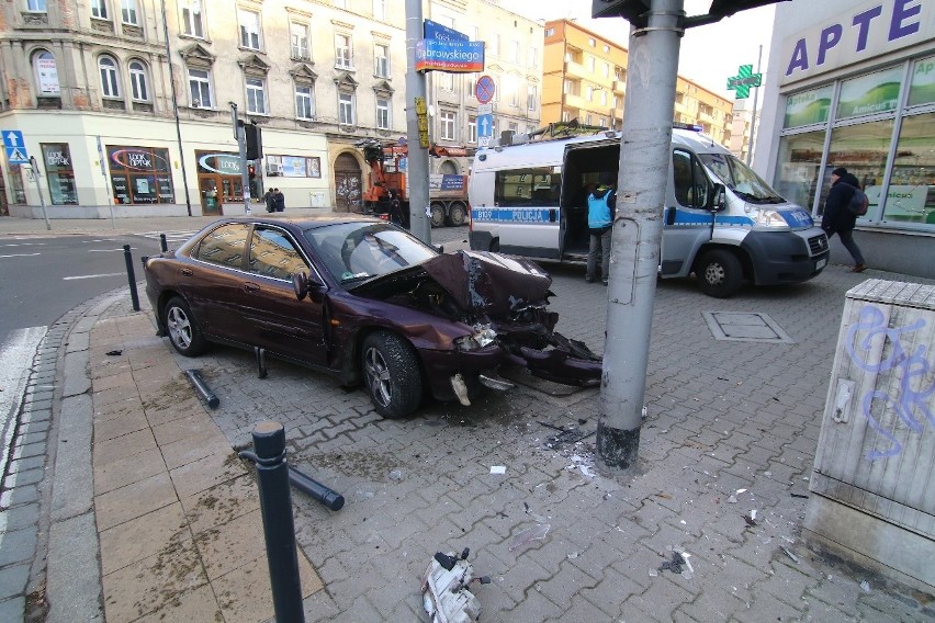 Pijany kierowca mazdy uderzył w ciężarówkę, dwa samochody osobowe i latarnię. Później zaczął uciekać