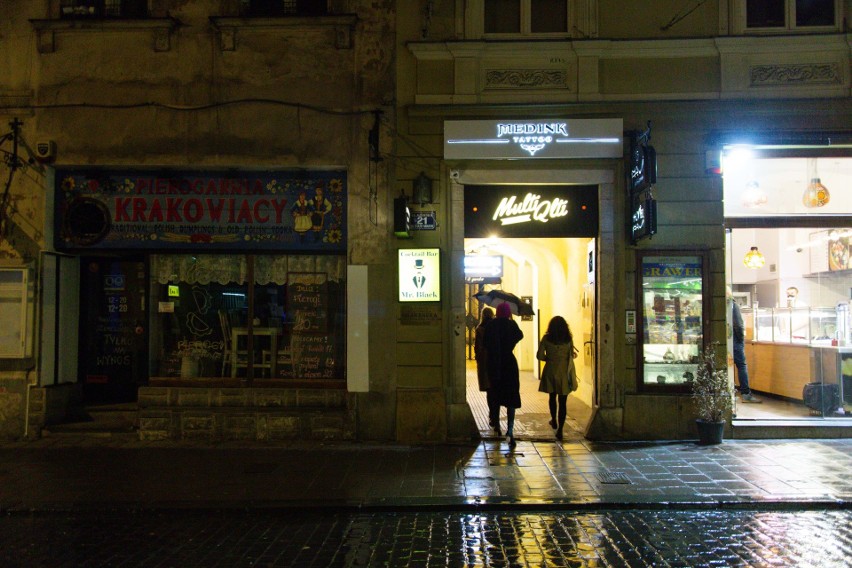 Kraków, ul. Szewska. W lockdownie wymarła w sobotni wieczór,...