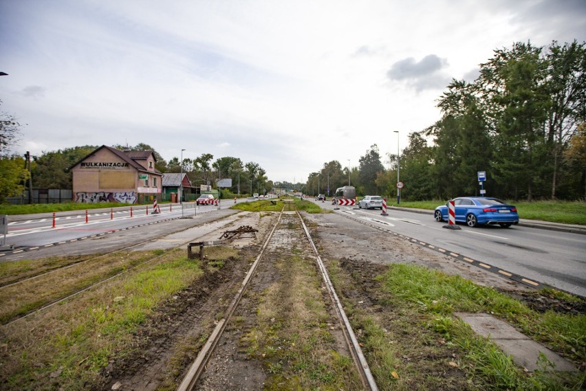 Kraków. Trwa remont torowiska przy ul. Ptaszyckiego w Nowej Hucie. Z powodu utrudnień tworzą się korki [ZDJĘCIA]