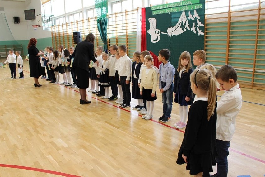 Uroczyste ślubowanie uczniów pierwszych klas w Publicznej Szkole Podstawowej w Goszczynie. Zobacz zdjęcia