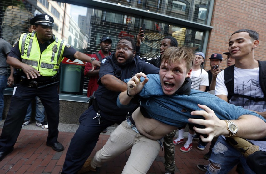 Zamieszki USA. Protest przeciwko rasizmowi i nacjonalizmowi w Bostonie, starcia z policją [ZDJĘCIA]