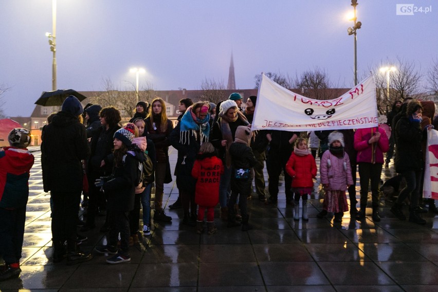 Szczecinianie protestują przeciw odstrzałowi dzików. "To barbarzyńskie rozporządzenie!" [ZDJĘCIA, WIDEO]