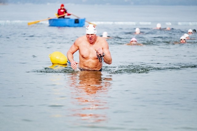 300 metrów w zimnych wodach Jeziora Kierskiego, 8-kilometrowy bieg i 16-kilometrowa jazda rowerem - na takich dystansach rywalizowali uczestnicy Triathlonu Zimowego 2019 w Poznaniu. Zobacz zdjęcia. Przejdź dalej --->