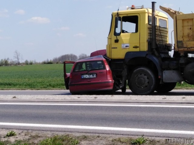 Ciężarowy MAN uderzył fiata punto w prawy bok. Poszkodowanego w wypadku 72-letniego kierowcę osobówki pogotowie ratunkowe odwiozło do Brzeskiego Centrum Medycznego.