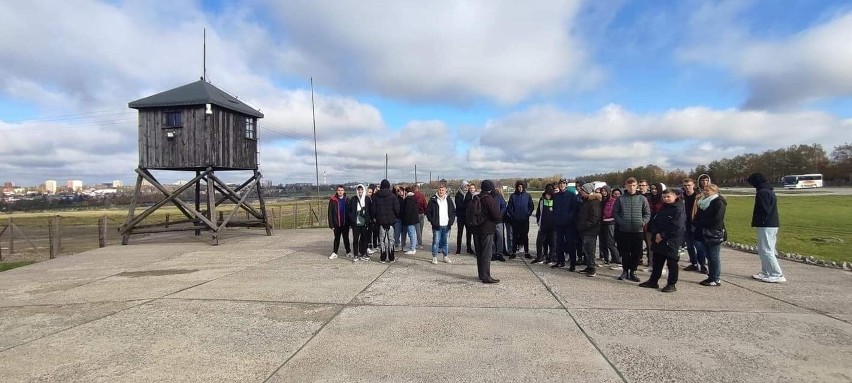 Program "Poznaj Polskę" dla zwoleńskich szkół. Uczniowie Zespołu Szkół Rolniczo-Technicznych odwiedzili muzeum na Majdanku. Zobacz zdjęcia