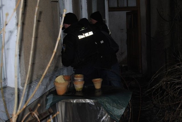 Częstochowscy strażnicy miejscy wspólnie z przedstawicielami Fundacji Chrześcijańskiej „Adullam” rozdawali osobom bezdomnym ciepłe posiłki
