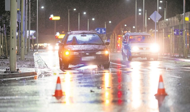 Kierowca osobowego forda mondeo nie zachował ostrożności na oznakowanym przejściu dla pieszych i potrącił 68-letnią kobietę. Z urazem kończyny trafiła na SOR.