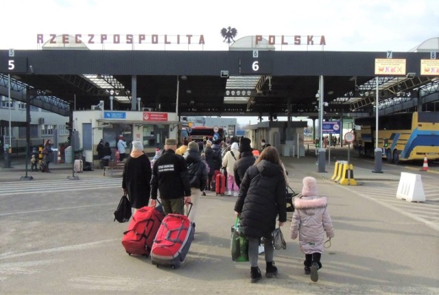 Uchodźcy z objętej wojną Ukrainy cały czas napływają do Polski. Zdjęcie ilustracyjne.