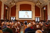 Wielkie czytanie Olgi Tokarczuk na UAM. Tak w Poznaniu studenci i wykładowcy świętują przyznanie autorce Nagrody Nobla