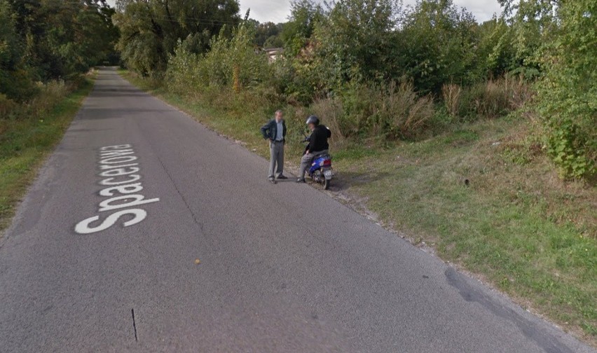 W programie Google Street View automatycznie zamazywane są...