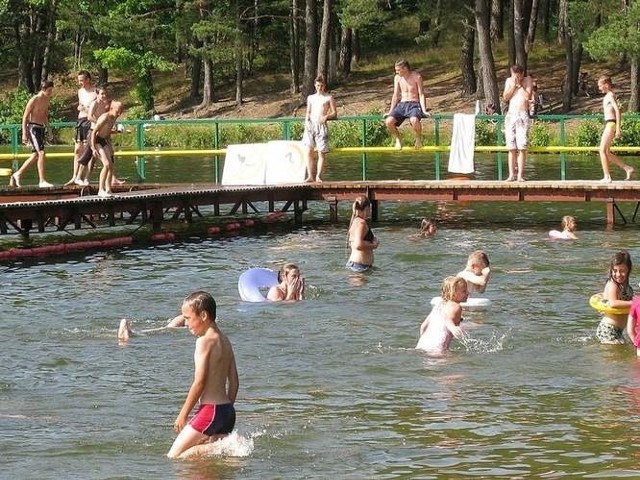 W gminie Miastko tegoroczny sezon turystyczny rozpoczął się z dwoma zmodernizowanymi kąpieliskami. Chodzi o jezioro Lednik w samym Miastku oraz o jezioro Głębokie w podmiasteckim Świeszynie.