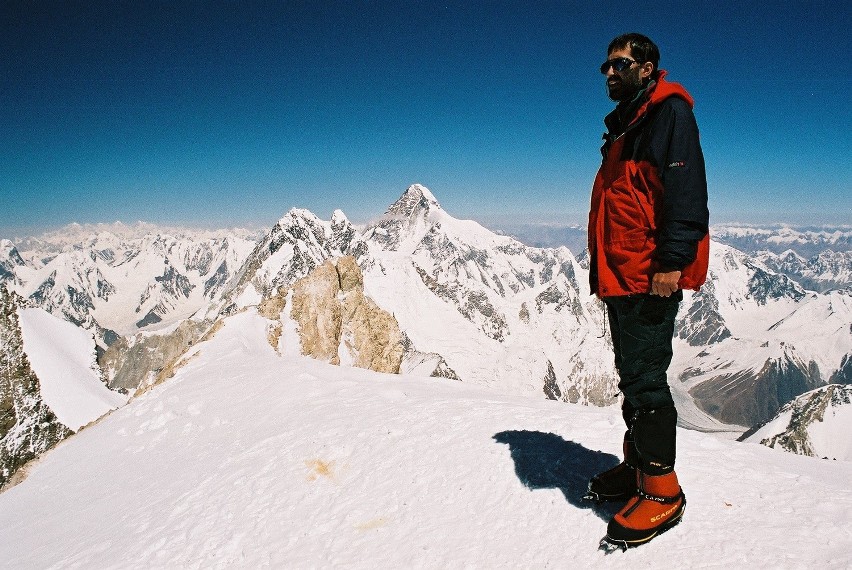 Ksiądz Zbigniew Zimniewicz w drodze na szczyt Gasherbrum II
