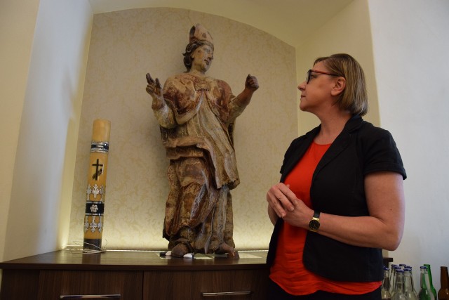 Figura św. Stanisława znajduje się w honorowym miejscu gabinetu Marii Wójcik. - Zaprzyjaźniłam się z nią - mówi dyrektor