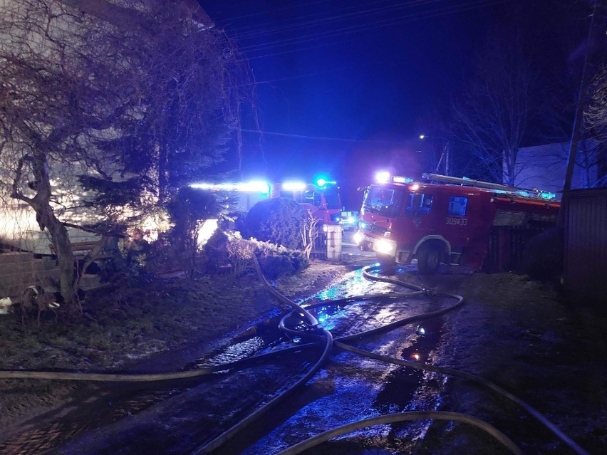 Szopa w ogniu w gminie Łagów. Strażacy walczyli o ocalenie domu. Zobacz zdjęcia z akcji