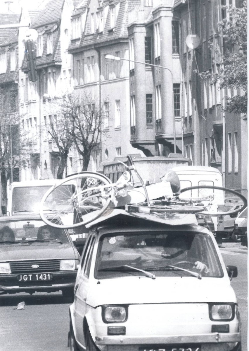 Jelenia Góra, kwiecień 1991 roku. Dwa rowery na jednym...