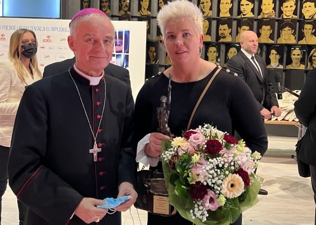 Ksiądz biskup Marian Florczyk z Anitą Włodarczyk, światową gwiazdą rzutu młotem, mistrzynią olimpijską, sportowcem 2021 roku.