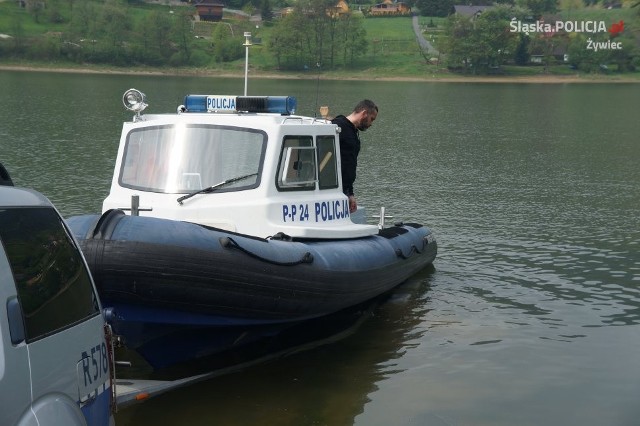 Oprócz pomocy ratowników WOPR odpoczywający nad wodą w Beskidach mogą liczyć  na pomoc motorowodniaków z policji