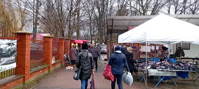 Pierwszy po Nowym Roku dzień targowy w Jędrzejowie przyciągnął całkiem sporą ilość kupujących. Zobaczcie ceny warzyw i owoców z czwartku, 4 stycznia