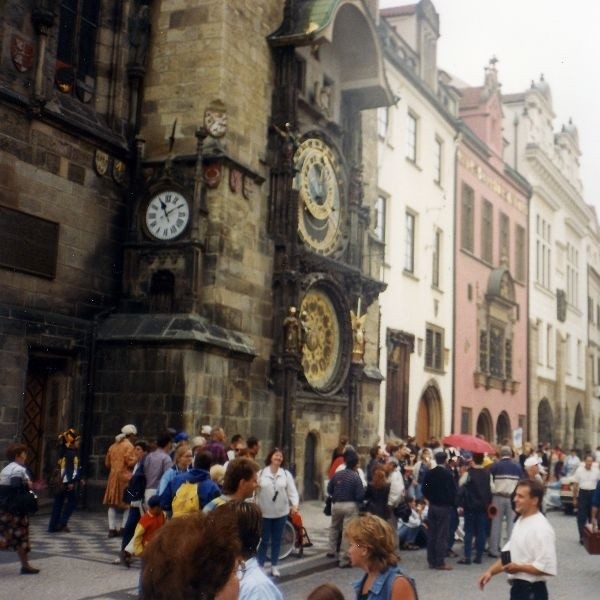 Słynny XV-wieczny zegar astronomiczny &#8222;Orloj&#8221; znajduje się w samym centrum Pragi, na południowej ścianie Ratusza Staromiejskiego.