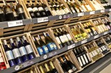 Zakupy 2019. Polacy polubili wina - nawet w małych sklepach pojawiają się więc specjalne regały z winem
