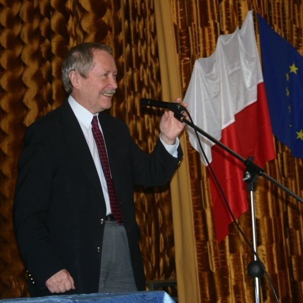 Janusz Onyszkiewicz pierwotnie miał dyskutować z uczniami i samorządowcami o likwidacji szkoły, zamiast tego wygłosił wykład o Unii Europejskiej.