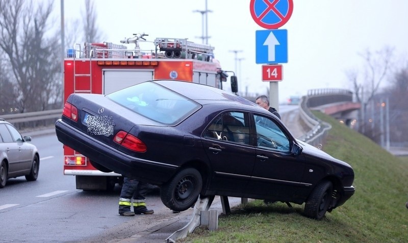 Wypadek na ul. Pabianickiej. Samochód zawisł na wiadukcie! KORKI! [zdjęcia]