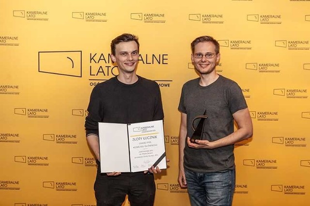 W ubiegłym roku nagrodę główną konkursu i 6 tysięcy złotych otrzymał Marek Skrzecz (z prawej) za film „Amerykański sen”.