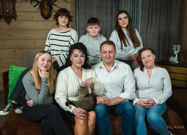 Dariusz Skiba ma 49. lat, mieszka w Świętej Katarzynie, jest żonaty, ma pięcioro dzieci – cztery córki i syna. Zobaczcie kolejne zdjęcia z prywatnego albumu burmistrza Bodzentyna i kandydata w nadchodzących wyborach.