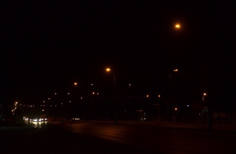 Tak nocą wygląda ul. Przybyszewskiego – nowe latarnie nie...