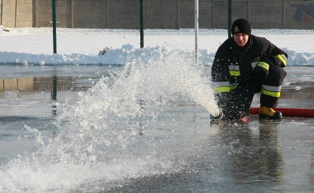 - Woda natychmiast zamarza, bo jest silny mróz - mówił nam wczoraj strażak Szymon Winnicki, który polewał plac wodą.