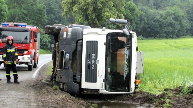 Ciężarówka zatrzymała się w rowie.