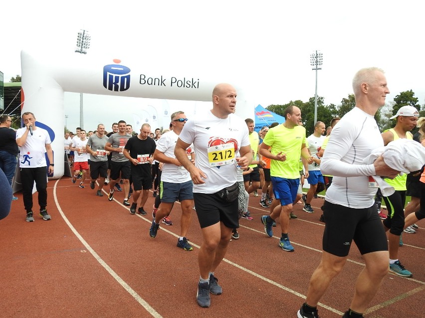 Łomża. 4. edycja PKO Bieg Charytatywny na stadionie. Pomagali z każdym krokiem i pokonywali rekordy [ZDJĘCIA, WIDEO]