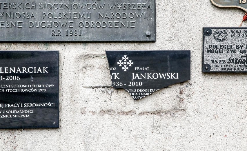 Zniszczona tablica pamiątkowa księdza Henryka Jankowskiego...