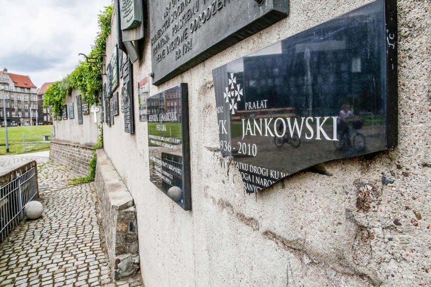 Zniszczona tablica pamiątkowa księdza Henryka Jankowskiego...