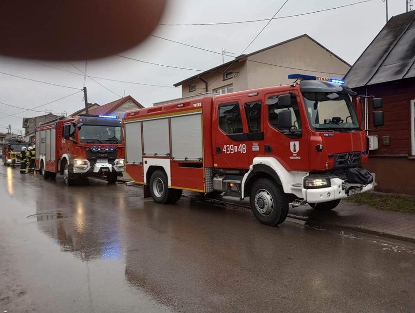 Pożar w kuchni budynku gospodarczego w Radoszycach. Policjanci ewakuowali mężczyznę. Zobacz zdjęcia 