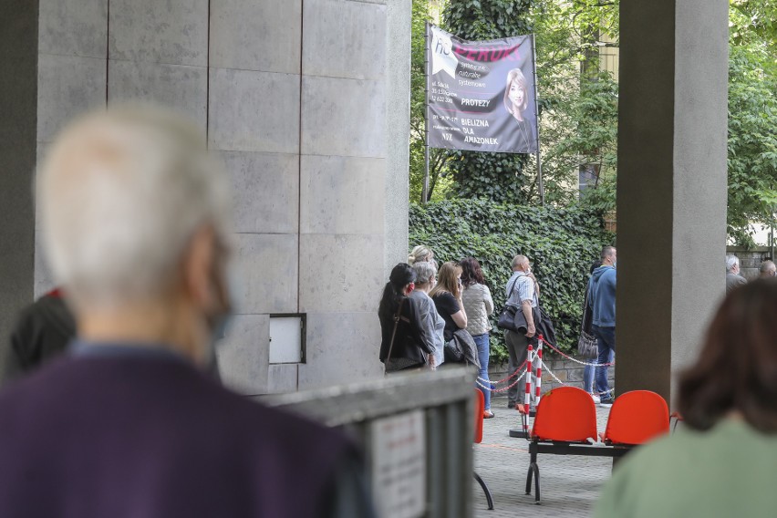 Kraków. Gigantyczna kolejka pod Centrum Onkologii przy ul. Garncarskiej. Pacjenci czekali na chodniku [ZDJĘCIA]